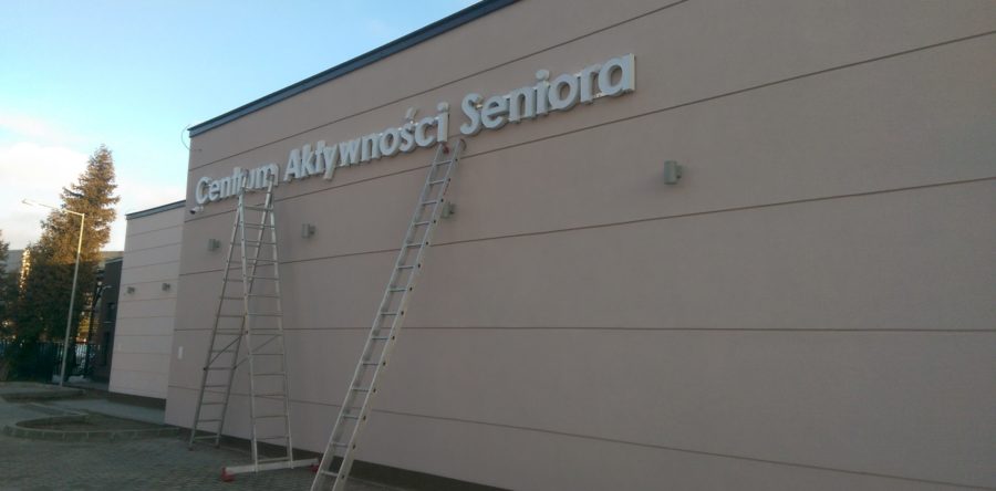 Litery blokowe na elewacji